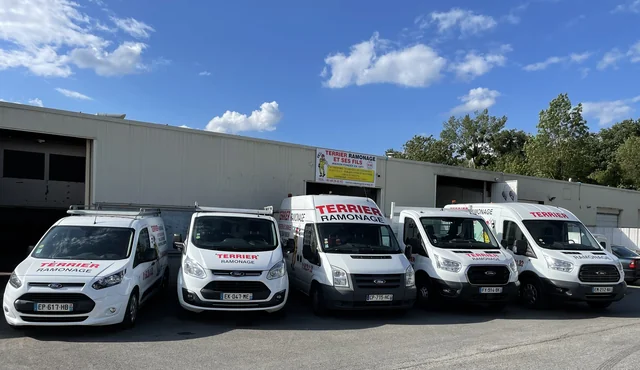 Les camions d'intervention Terrier Ramonage devant le dépôt