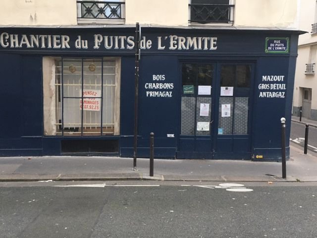 La devanture d'Aux Combustibles Parisiens, rue du Puits de l'Ermite : bois, charbons, gaz