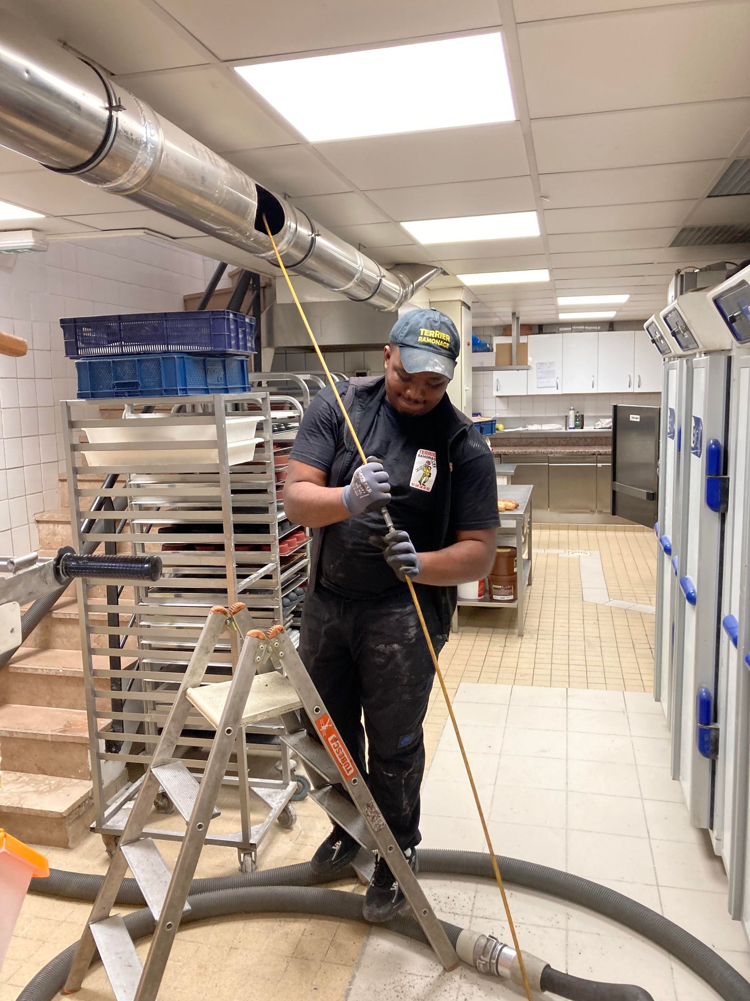 Ramonage du conduit d'un four de boulangerie en laboratoire