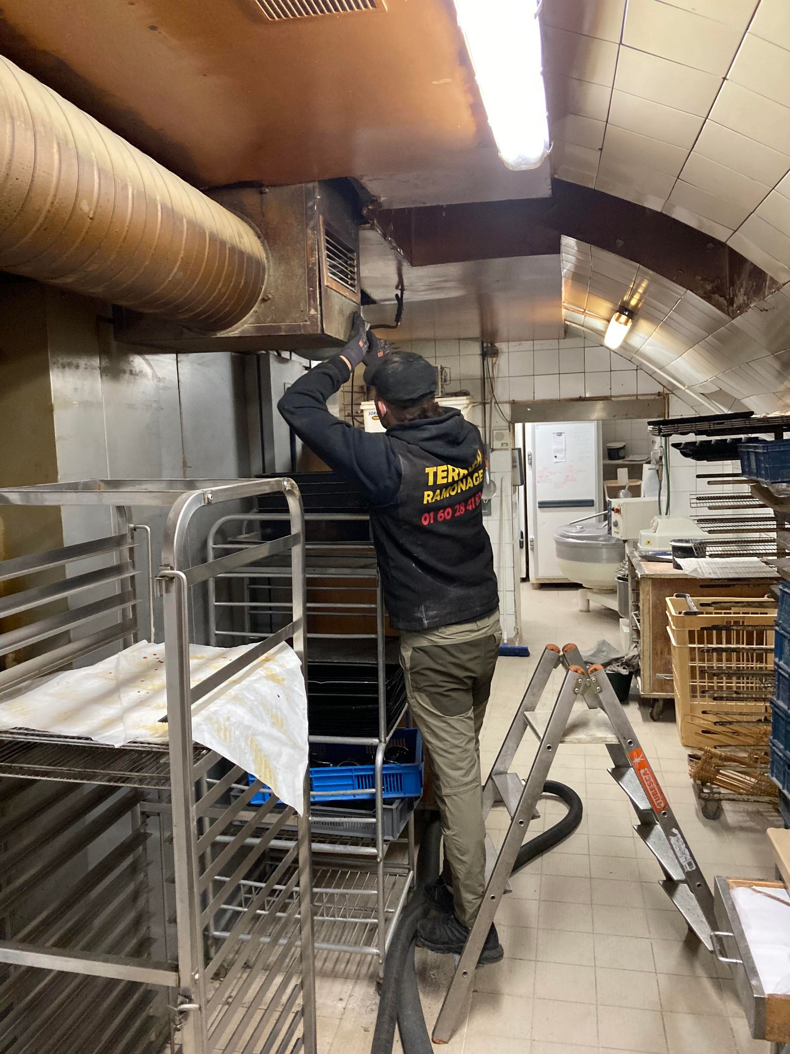 Nettoyage de la hotte d'un four dans un laboratoire de boulangerie