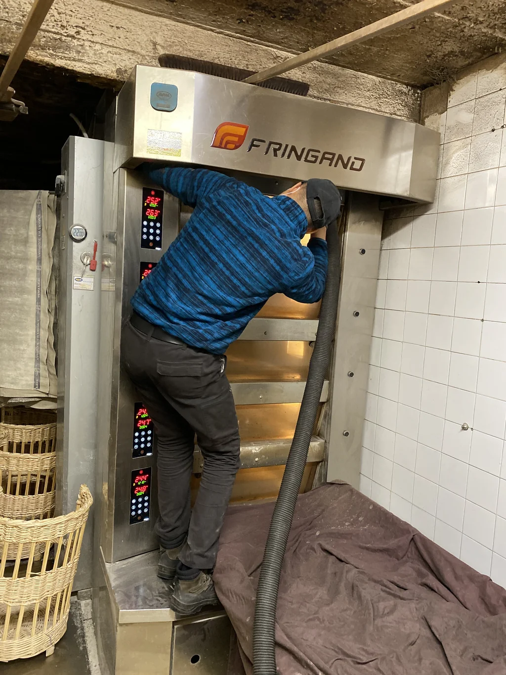 Intervention de ramonage sur un four dans un laboratoire de boulangerie dans les Yvelines