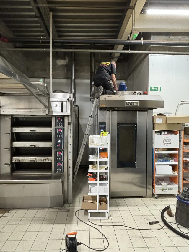 Technicien Terrier sur un four rotatif de boulangerie