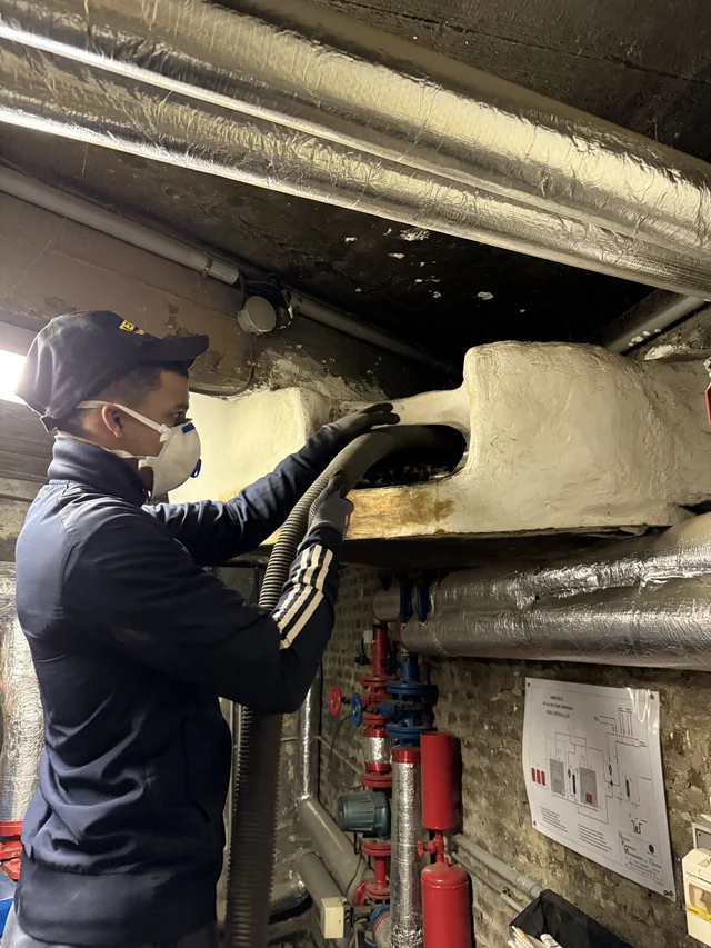 Nettoyage d'un conduit d'extraction en plafond de cuisine professionnelle