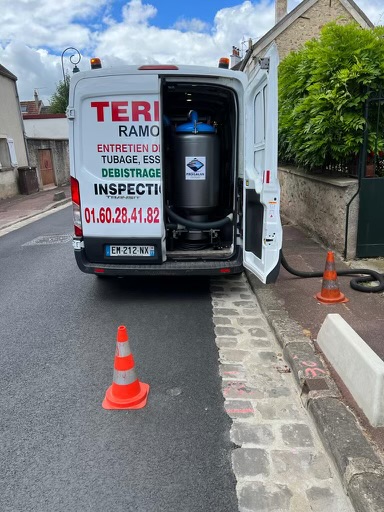 Camion Terrier Ramonage équipé d'une centrale d'aspiration pour le ramonage des conduits de torréfacteurs