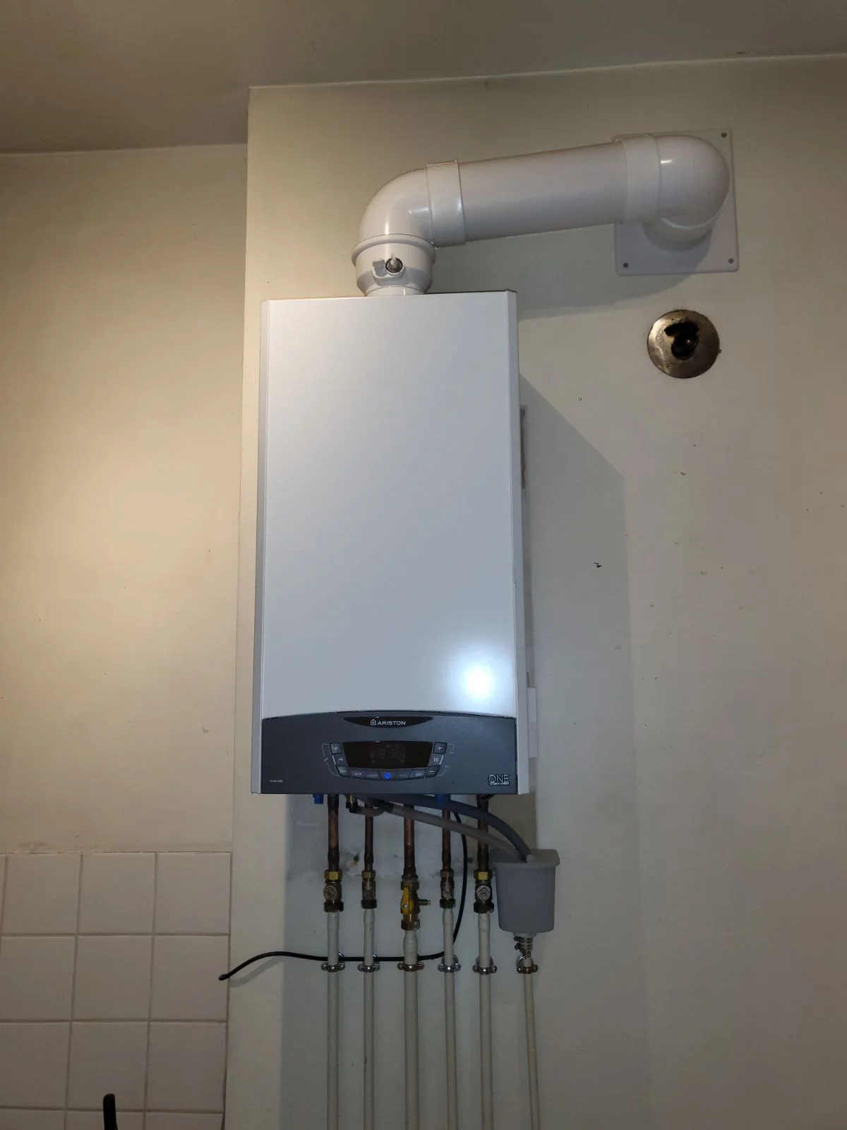 Chaudière gaz à condensation avec ventouse étanche et récupérateur de condensats