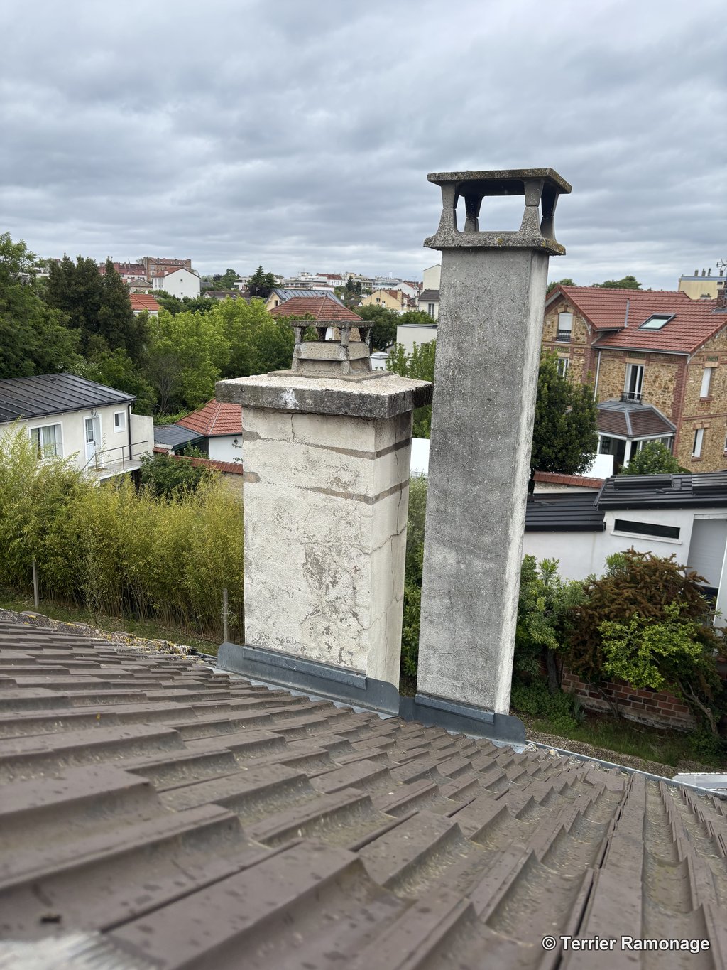 Chapeau de cheminée à dalle béton avec ouvertures latérales