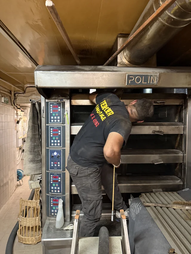 Ramonage d'un four à soles Polin dans un fournil