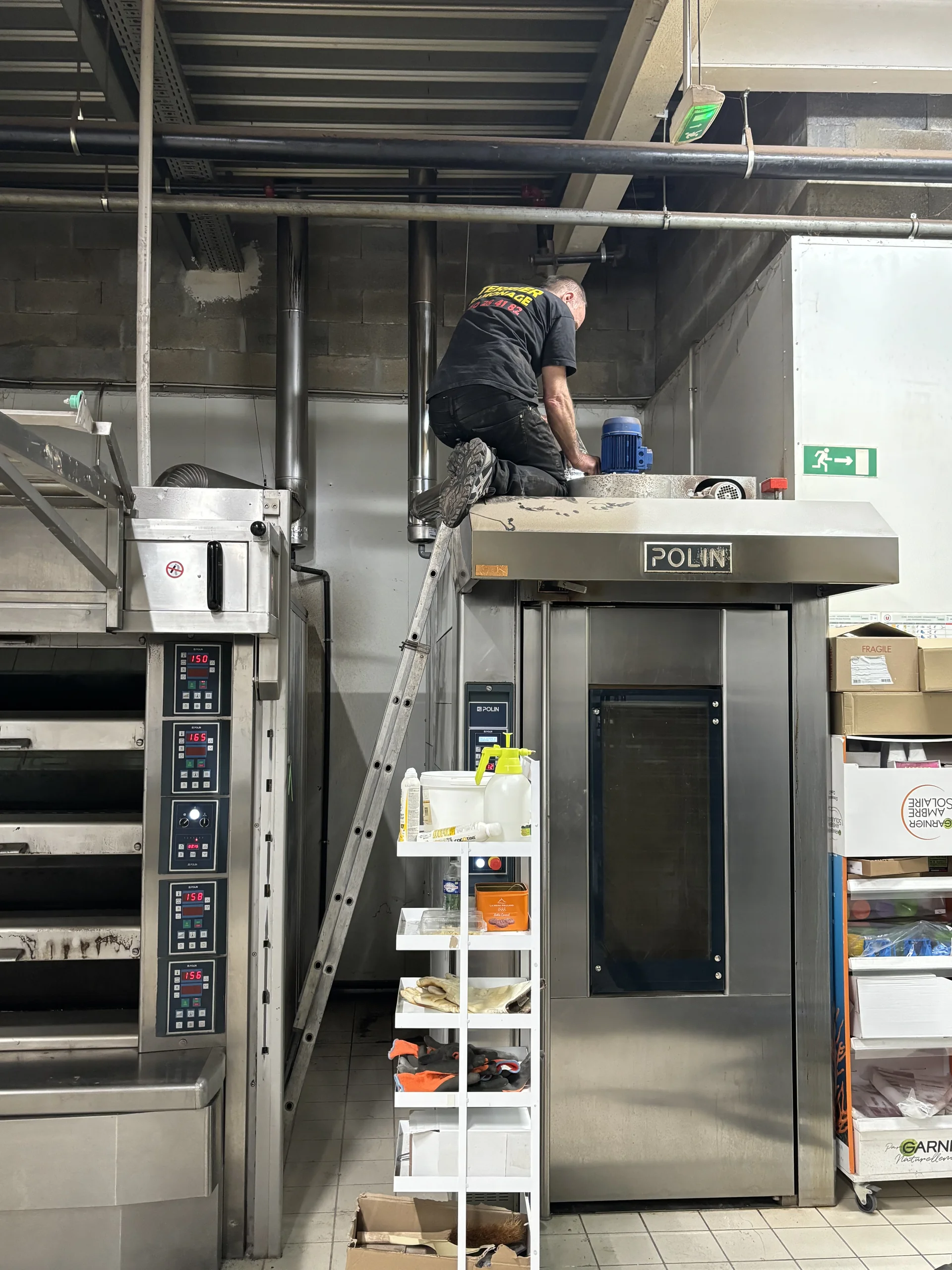 Technicien Terrier Ramonage sur un four rotatif de boulangerie, ramonage du conduit