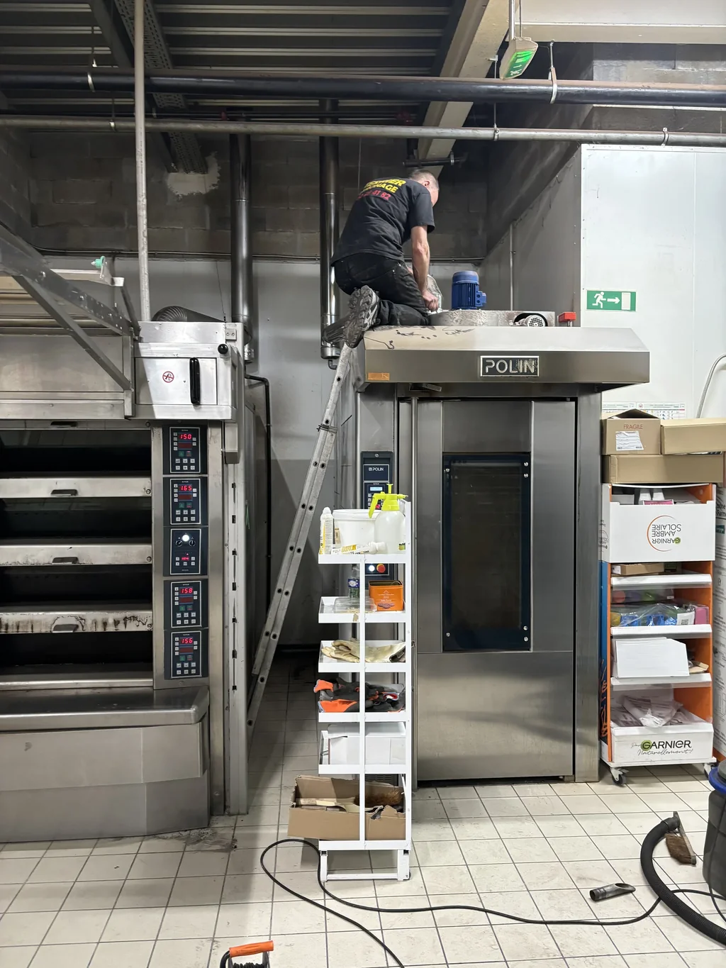 Intervention sur le conduit d'un four professionnel