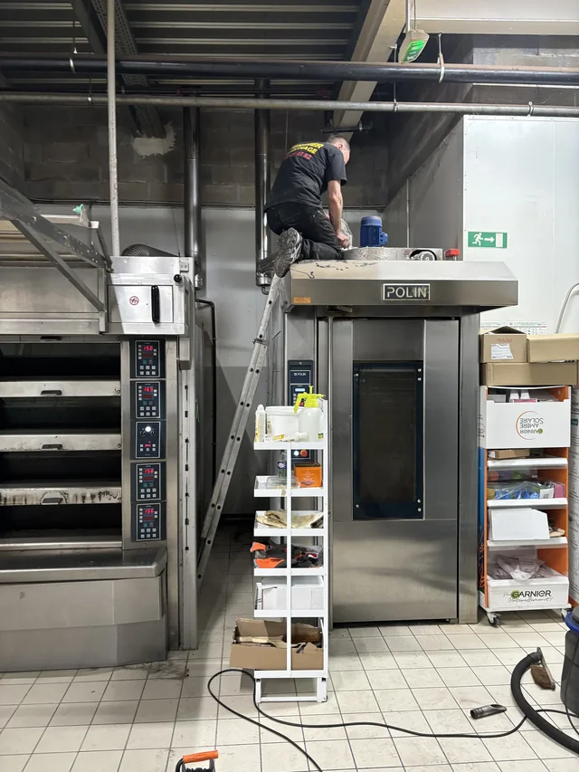 Ramonage d'un four rotatif de grande capacité dans un fournil