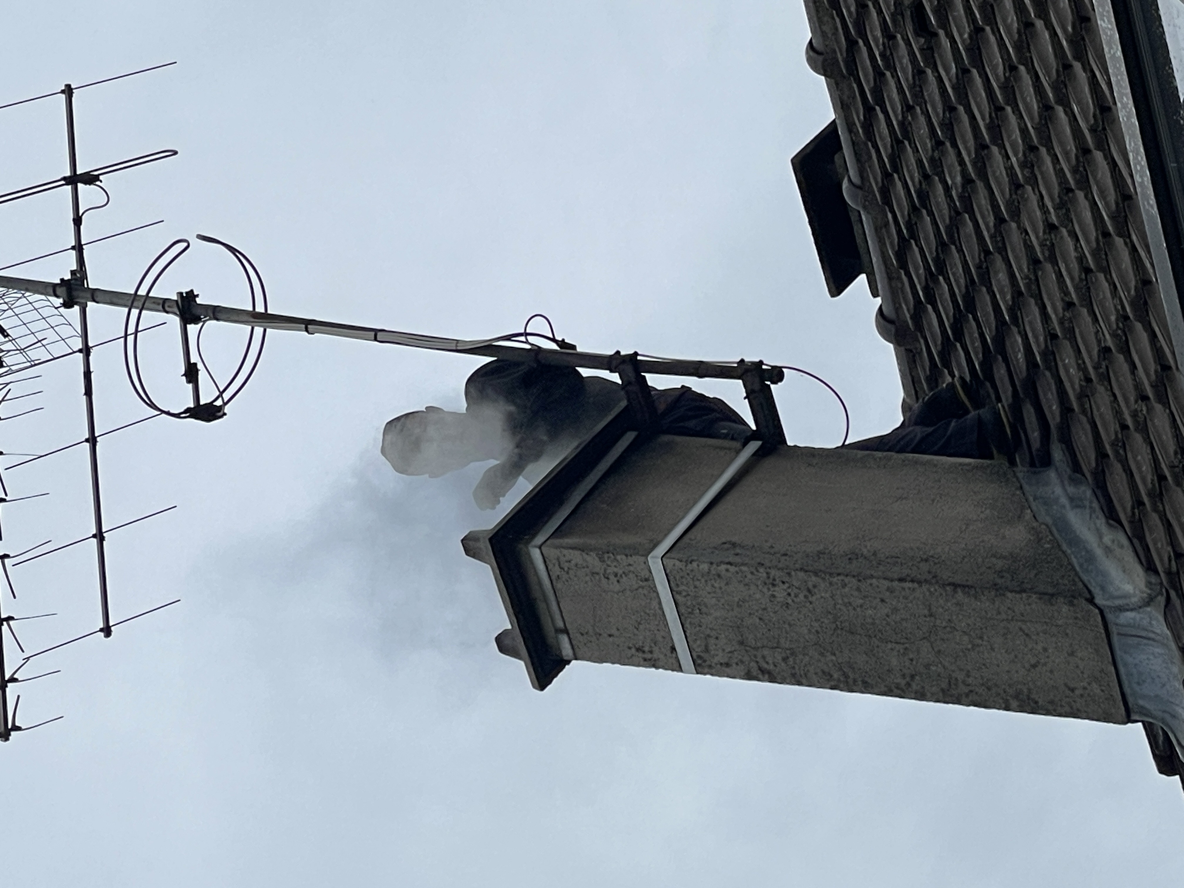 Test d'étanchéité fumigène en cours sur cheminée
