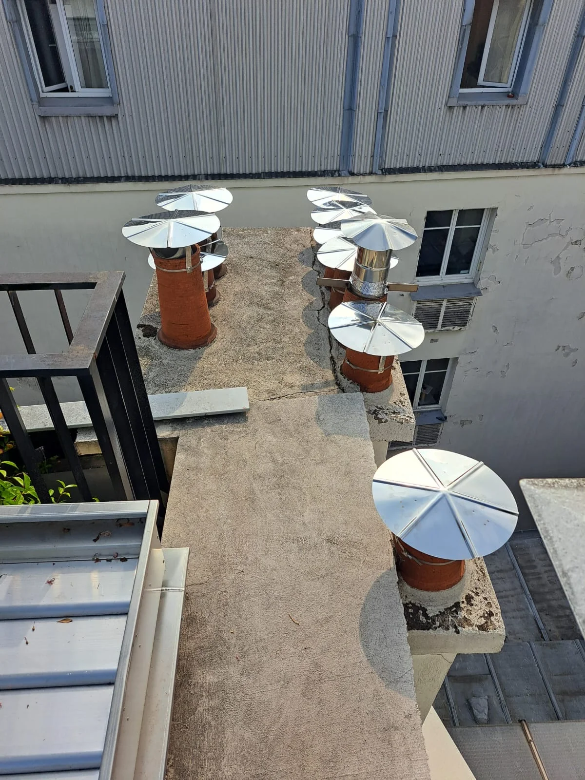 Chapeau chinois posé sur cheminée