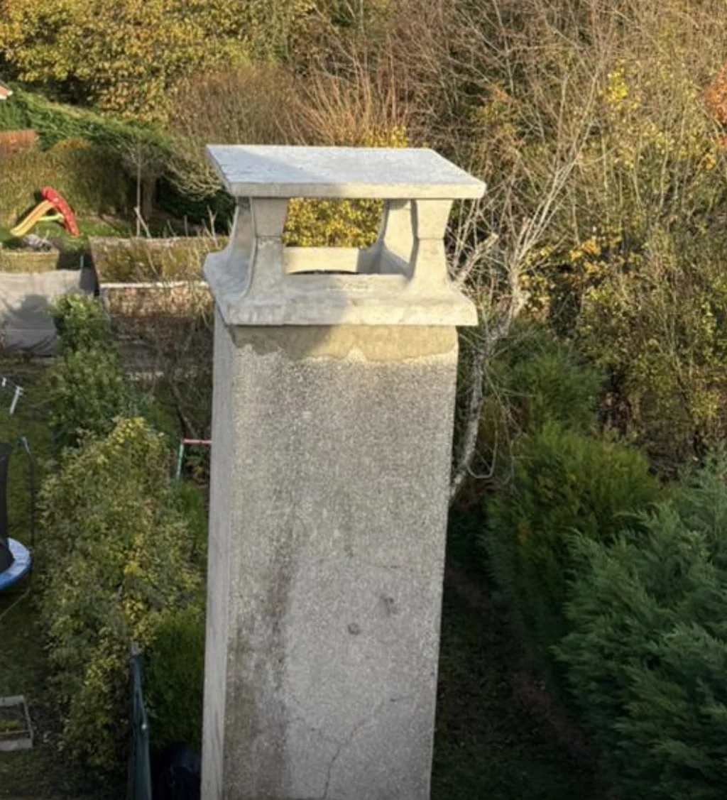 Couronnement en dalle b&eacute;ton pos&eacute; sur une souche de chemin&eacute;e