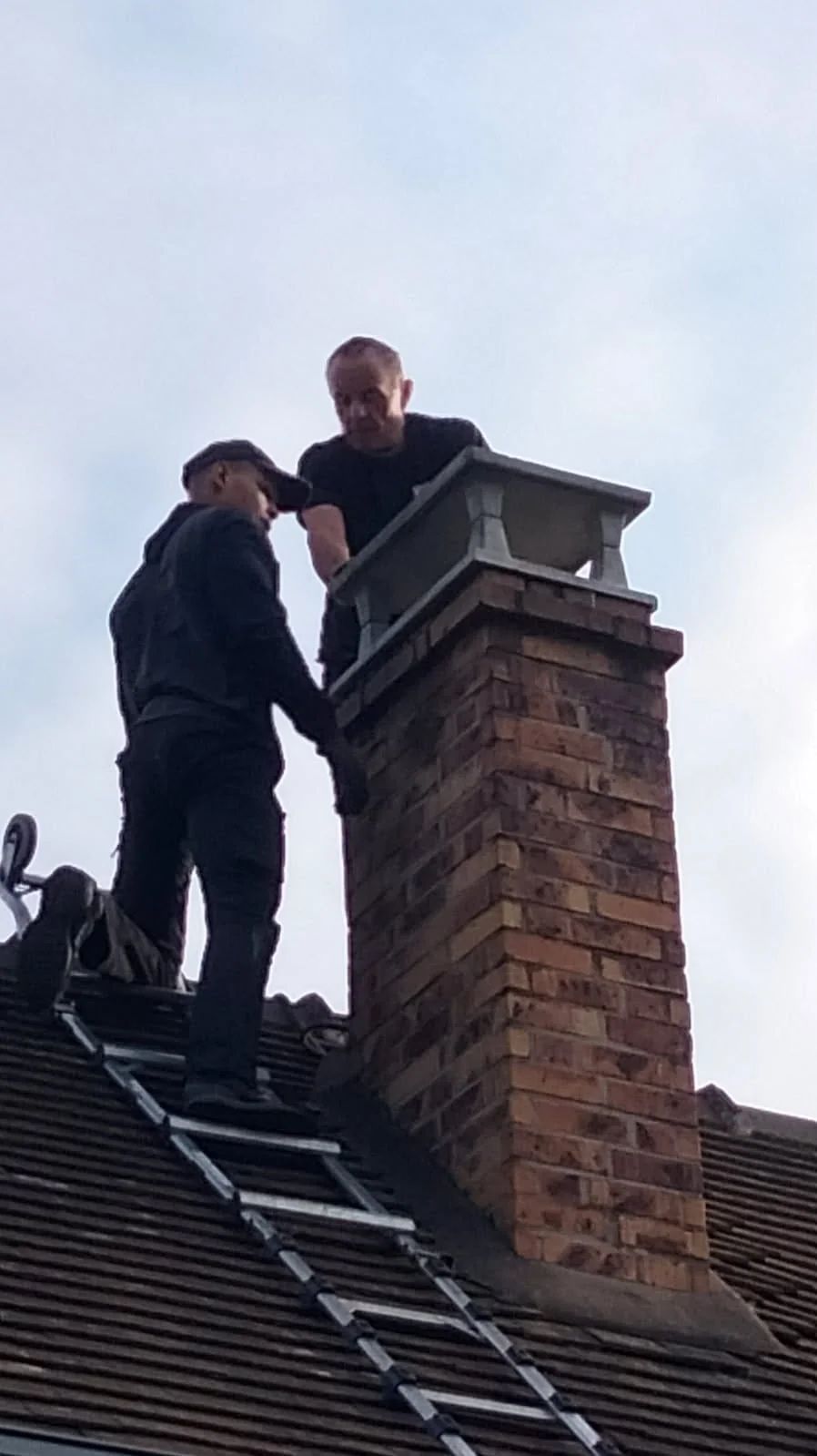 Dalle béton posée en couronnement de souche de cheminée