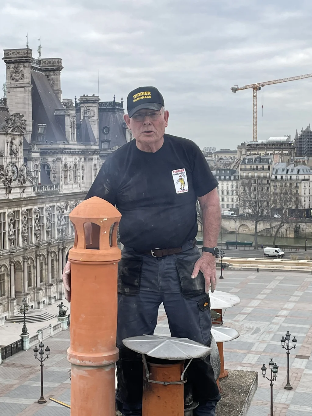 Pose de la mitre et du mitron sur une sortie de chemin&eacute;e