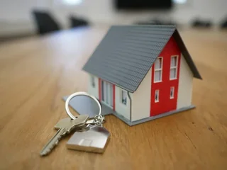 Certificat de ramonage pour la vente d'une maison : clés et maquette de maison