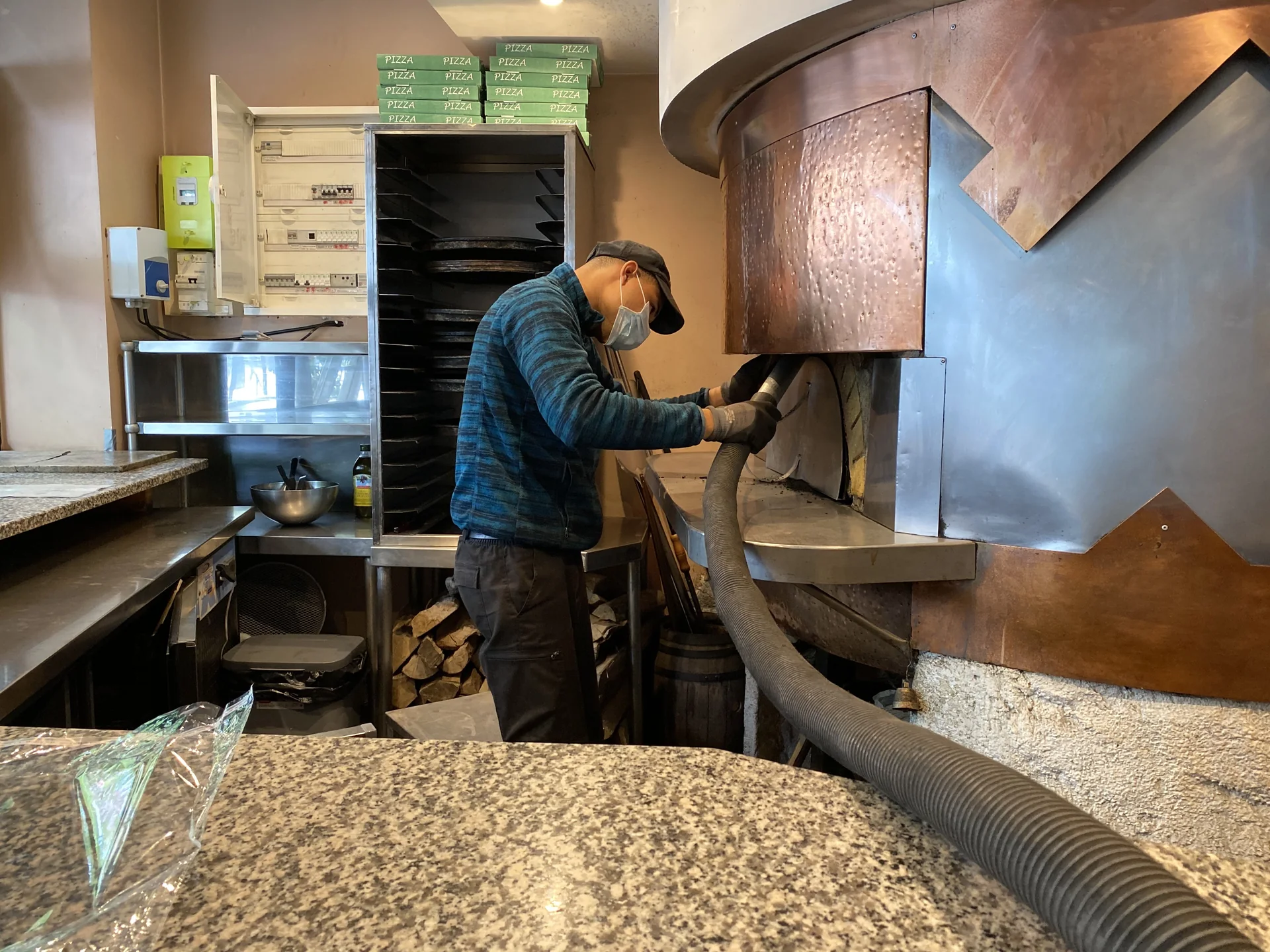 Ramonage du conduit d'un four à pizza dans un restaurant en Essonne