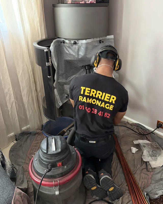 Ramonage d'un poêle à bois par un technicien Terrier