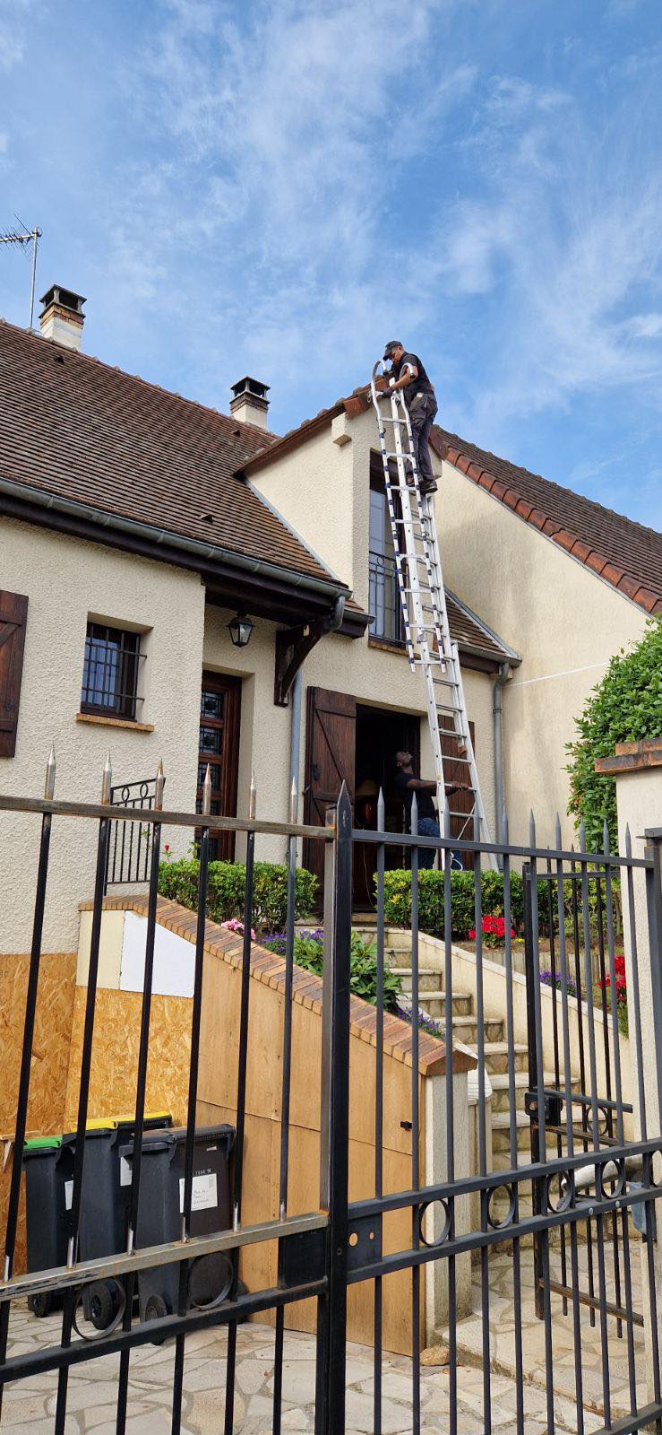 Ramoneur sur toiture en tuiles