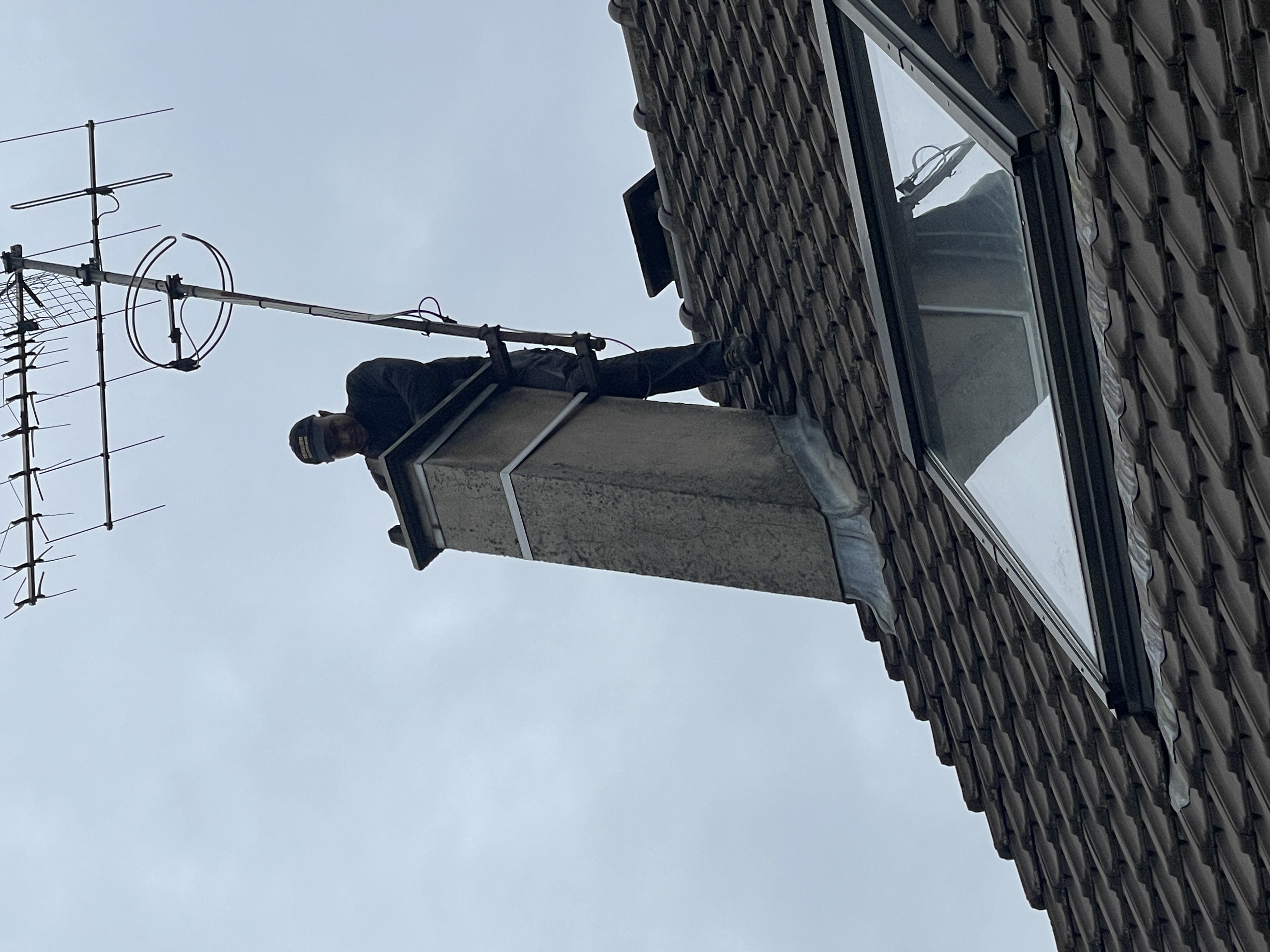 Ramonage du chapeau de cheminée par le toit